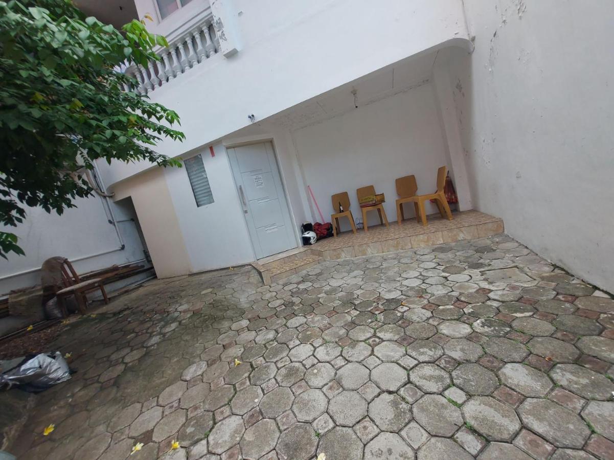 Eiffel Cideng - Female Only Guest house
